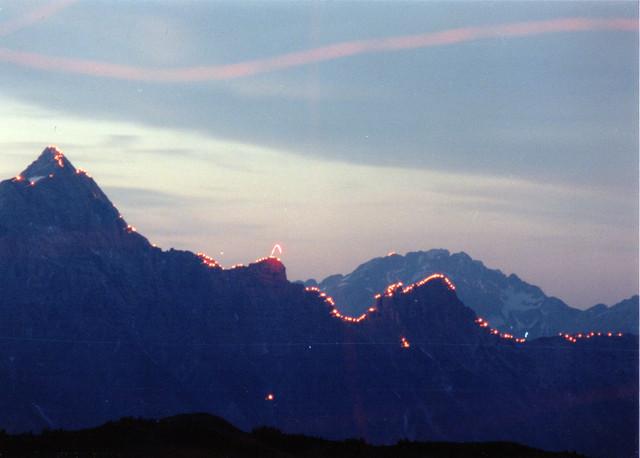 Sonnwendfeuer: Fellángolnak a hegyek. 2012. június 23.