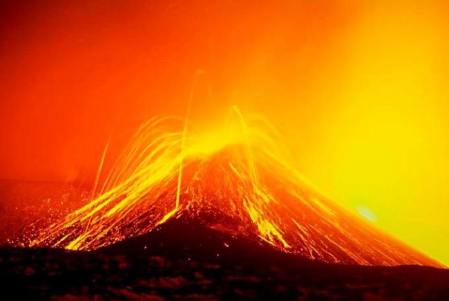 Az Etna vulkán kitört, megvilágítva az eget. Videó
