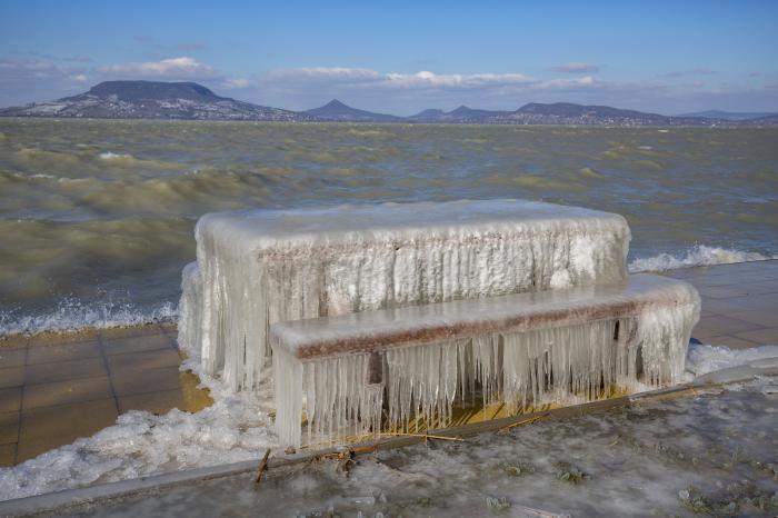 Jégvarázs a Balatonon