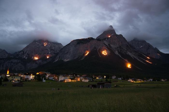 A nyári napforduló éjjelén legendás hegyi tüzek világítják meg Zugspitzét