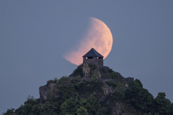 Holdfogyatkozás: Misztikus fotókon Salgó vára