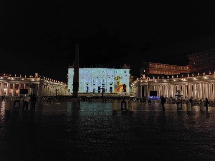 Lenyűgöző fényjáték meséli el a Vatikánban Szent Péter történetét - nézze meg videónkat