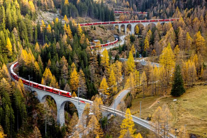 Világrekordot állított fel Svájc 2 km hosszú vonata - képekkel