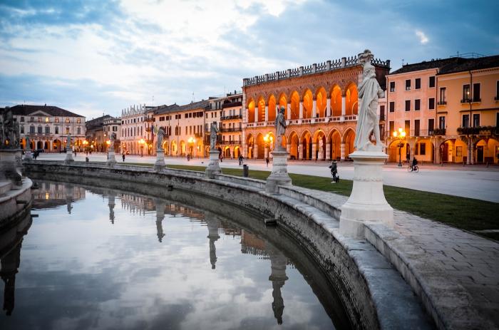 Kőkorszaki férfiak: Padova nem engedi, hogy női szobrokat állítsanak a főtéren