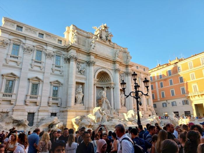 Rómában a Trevi-kutat restaurálják, ezért érdekesen közelíthető meg