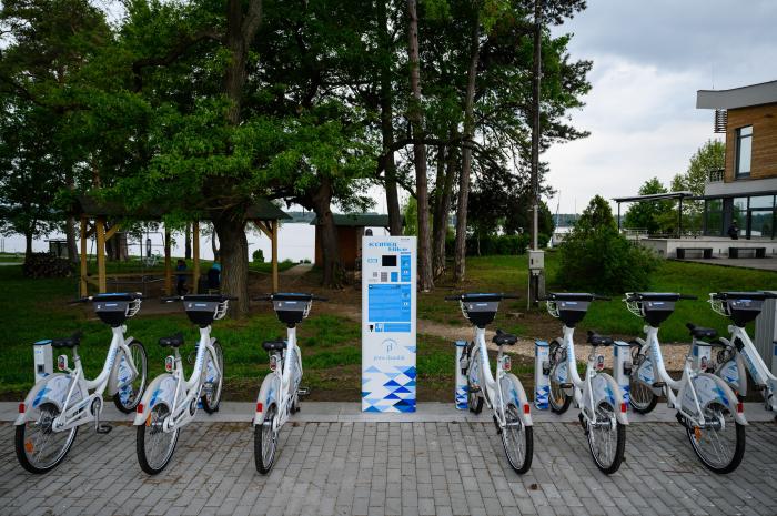 Kerékpárok a KOMBIbike kerékpárkölcsönző rendszer projekt keretében megépült tatai állomáson az átadás napján, 2021. május 19-én. MTI/Vasvári Tamás